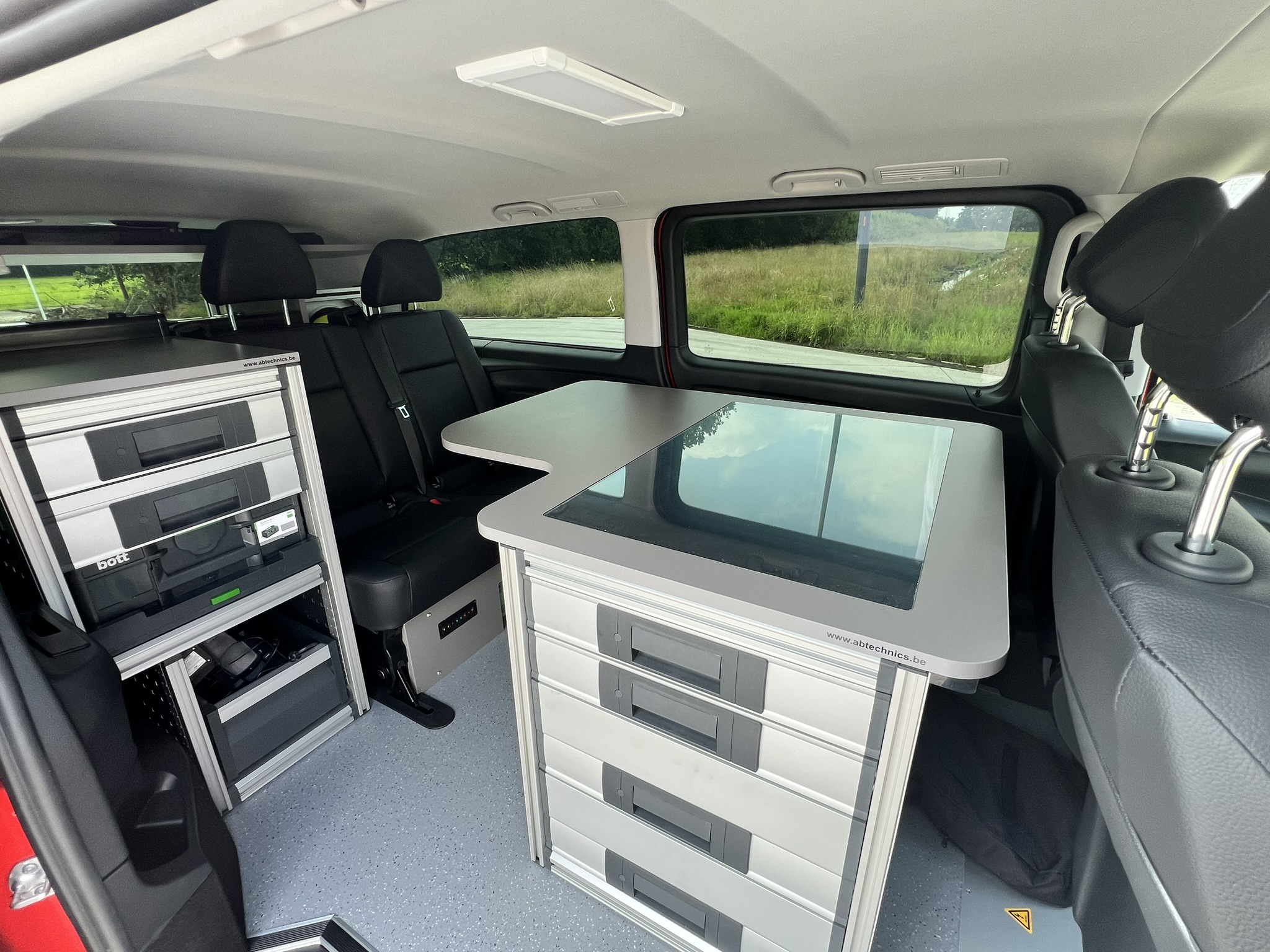 janssen-int Interieur van een commandovoertuig ingericht door AB Technics