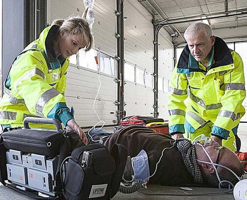Hulpverleners met paramedisch materiaal Hulpverleners met paramedisch materiaal